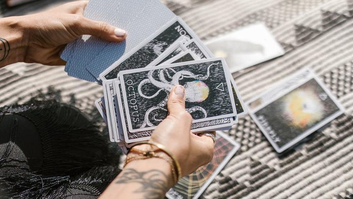 Prediksi Percintaan Setiap Zodiak di 2022 Berdasarkan Kocokan Kartu Tarot, Penasaran?