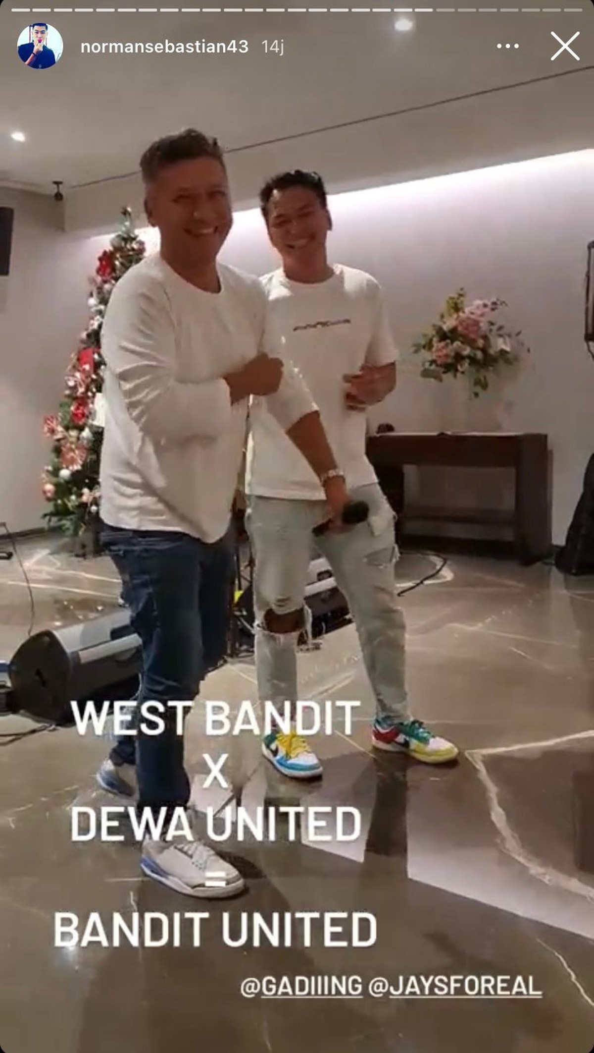 Mantan suami dan mantan kekasih Gisella Anastasia&comma; Gading Marten dan Wijin tampak akrab hingga nyanyi bareng&period; Yuk intip&excl;