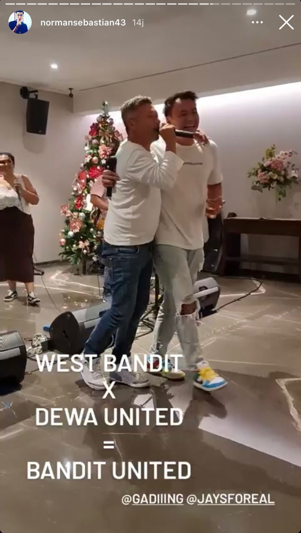 Mantan suami dan mantan kekasih Gisella Anastasia&comma; Gading Marten dan Wijin tampak akrab hingga nyanyi bareng&period; Yuk intip&excl;