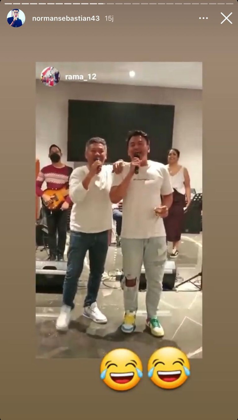 Mantan suami dan mantan kekasih Gisella Anastasia, Gading Marten dan Wijin tampak akrab hingga nyanyi bareng. Yuk intip!