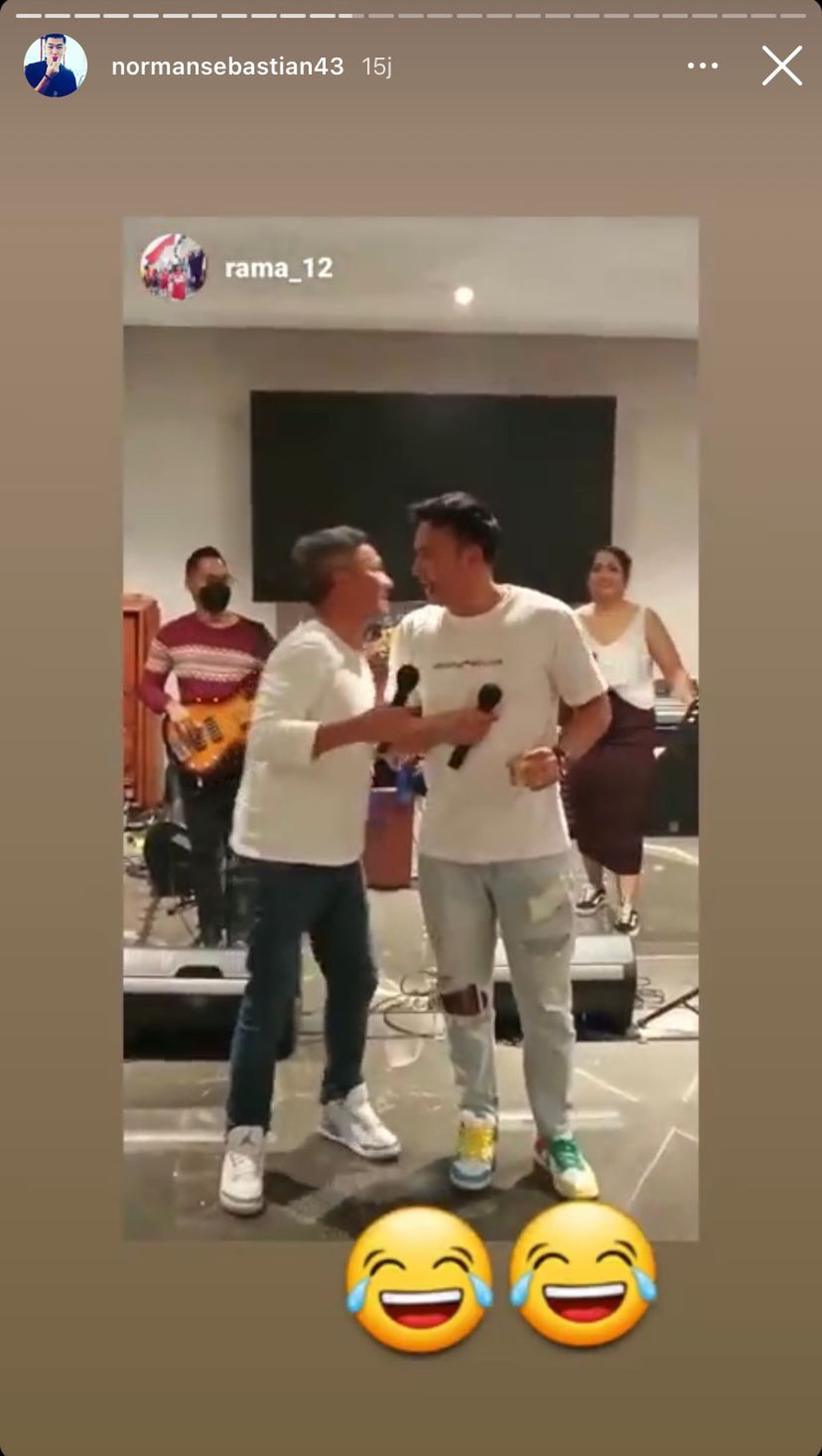 Mantan suami dan mantan kekasih Gisella Anastasia&comma; Gading Marten dan Wijin tampak akrab hingga nyanyi bareng&period; Yuk intip&excl;