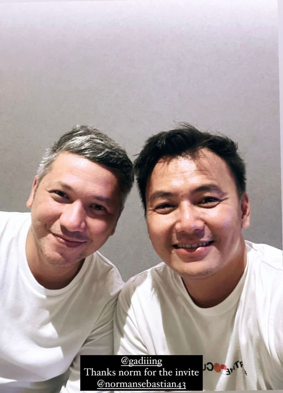 Mantan suami dan mantan kekasih Gisella Anastasia&comma; Gading Marten dan Wijin tampak akrab hingga nyanyi bareng&period; Yuk intip&excl;