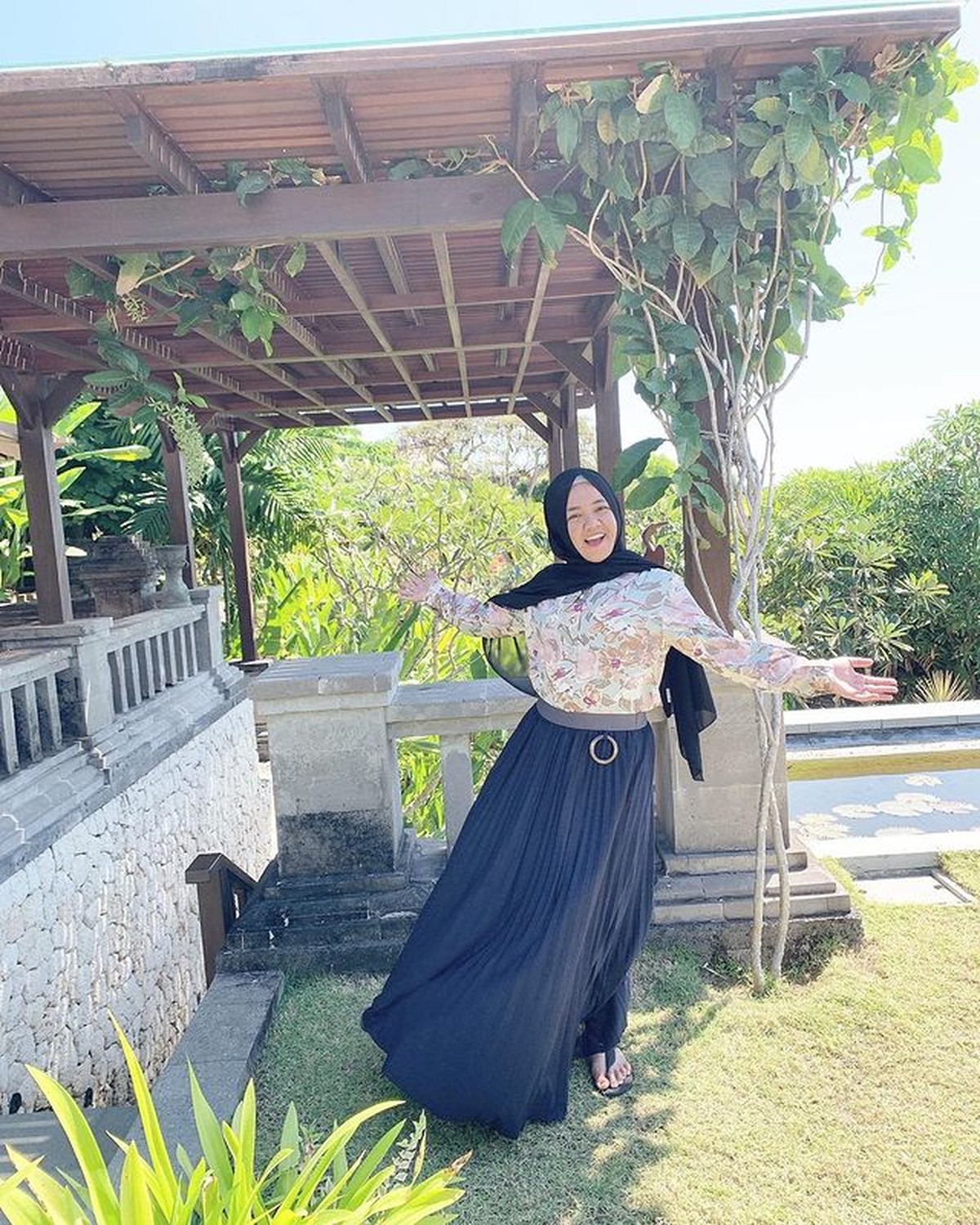 Raffi Ahmad baru saja bikin heboh usai memberikan bonus gaji kepada Lala pengasuh Rafathar sebanyak Rp100 juta&period; Yuk intip potret Lala&excl;