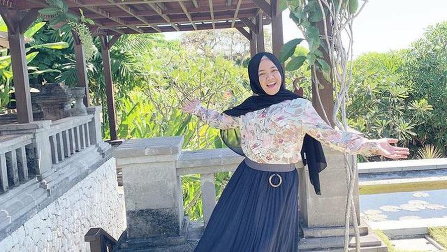 Raffi Ahmad baru saja bikin heboh usai memberikan bonus gaji kepada Lala pengasuh Rafathar sebanyak Rp100 juta. Yuk intip potret Lala!