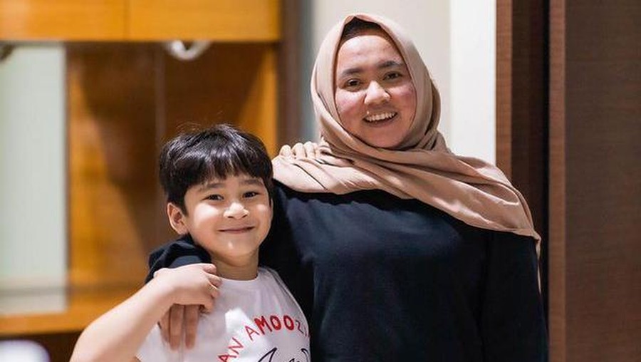 Raffi Ahmad baru saja bikin heboh usai memberikan bonus gaji kepada Lala pengasuh Rafathar sebanyak Rp100 juta. Yuk intip potret Lala!