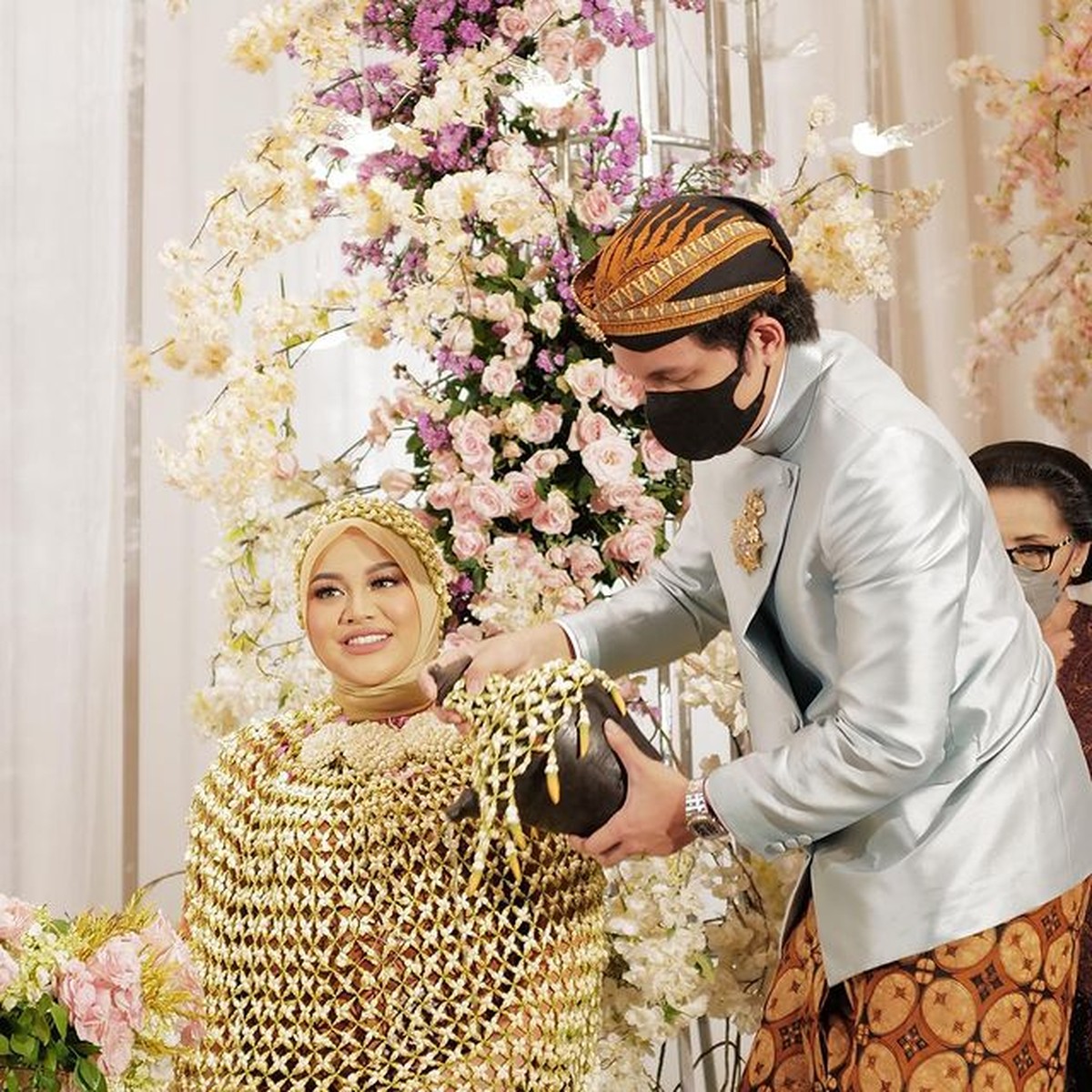 Atta Halilintar dan Aurel Hermansyah baru saja menggelar acara mitoni 7 bulan kehamilan secara mewah&period; Yuk intip&excl;