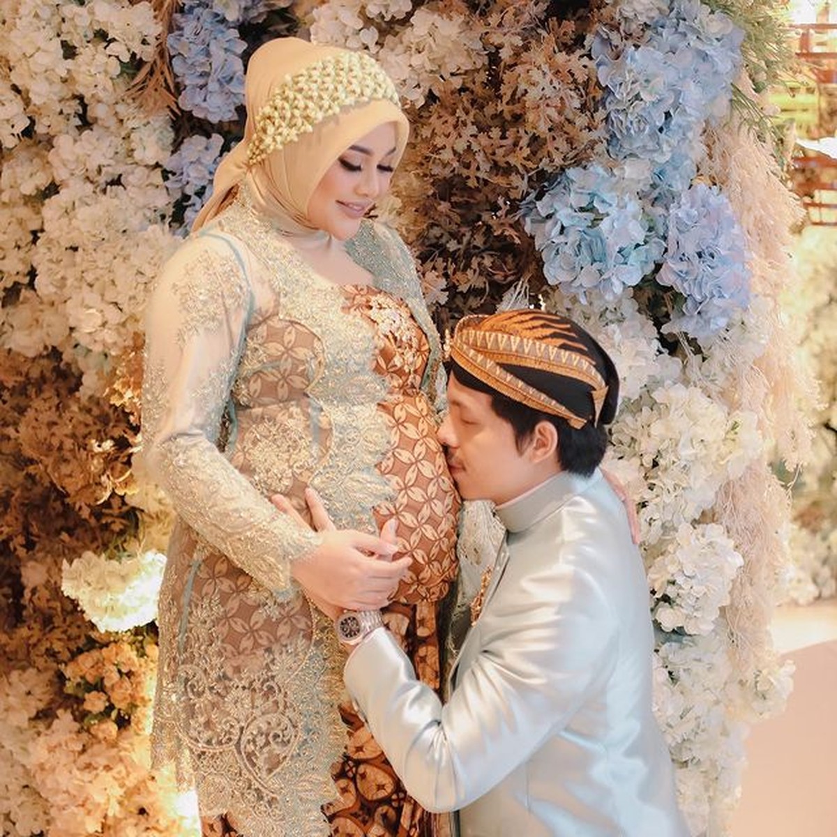 Atta Halilintar dan Aurel Hermansyah baru saja menggelar acara mitoni 7 bulan kehamilan secara mewah&period; Yuk intip&excl;