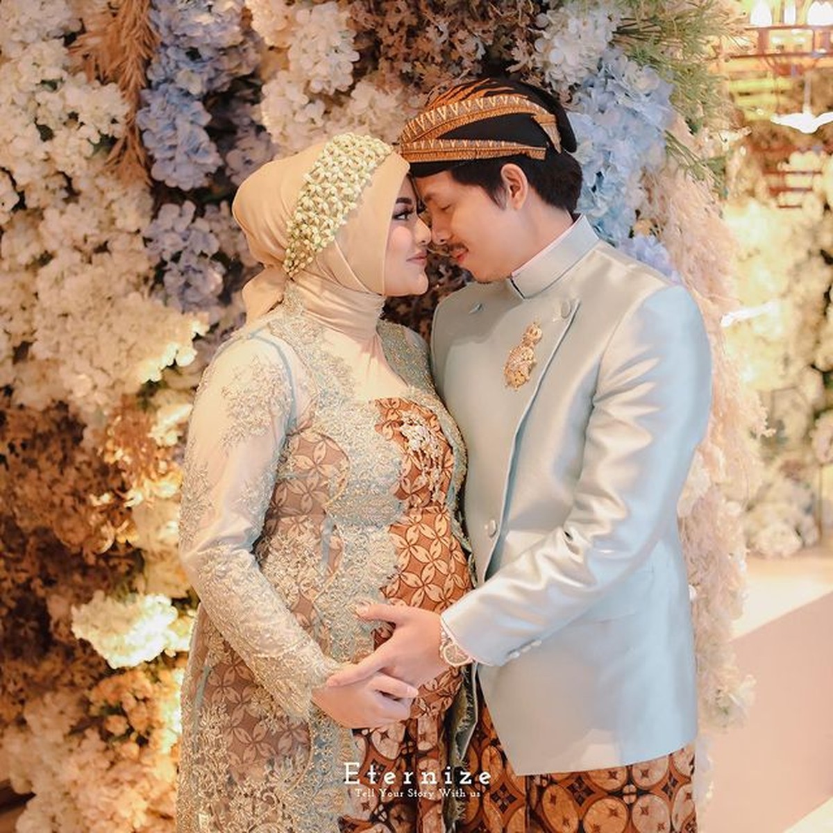 Atta Halilintar dan Aurel Hermansyah baru saja menggelar acara mitoni 7 bulan kehamilan secara mewah&period; Yuk intip&excl;