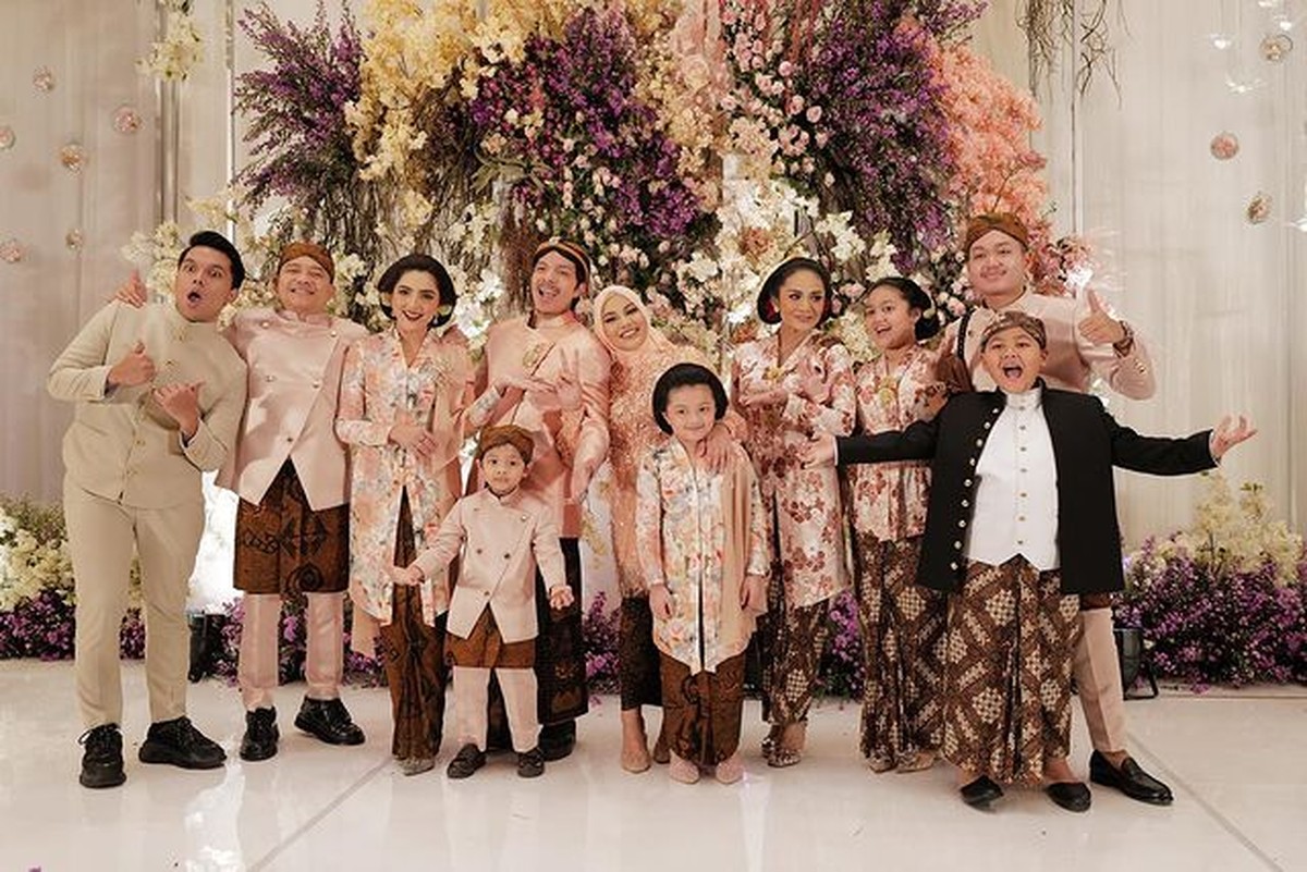 Atta Halilintar dan Aurel Hermansyah baru saja menggelar acara mitoni 7 bulan kehamilan secara mewah&period; Yuk intip&excl;