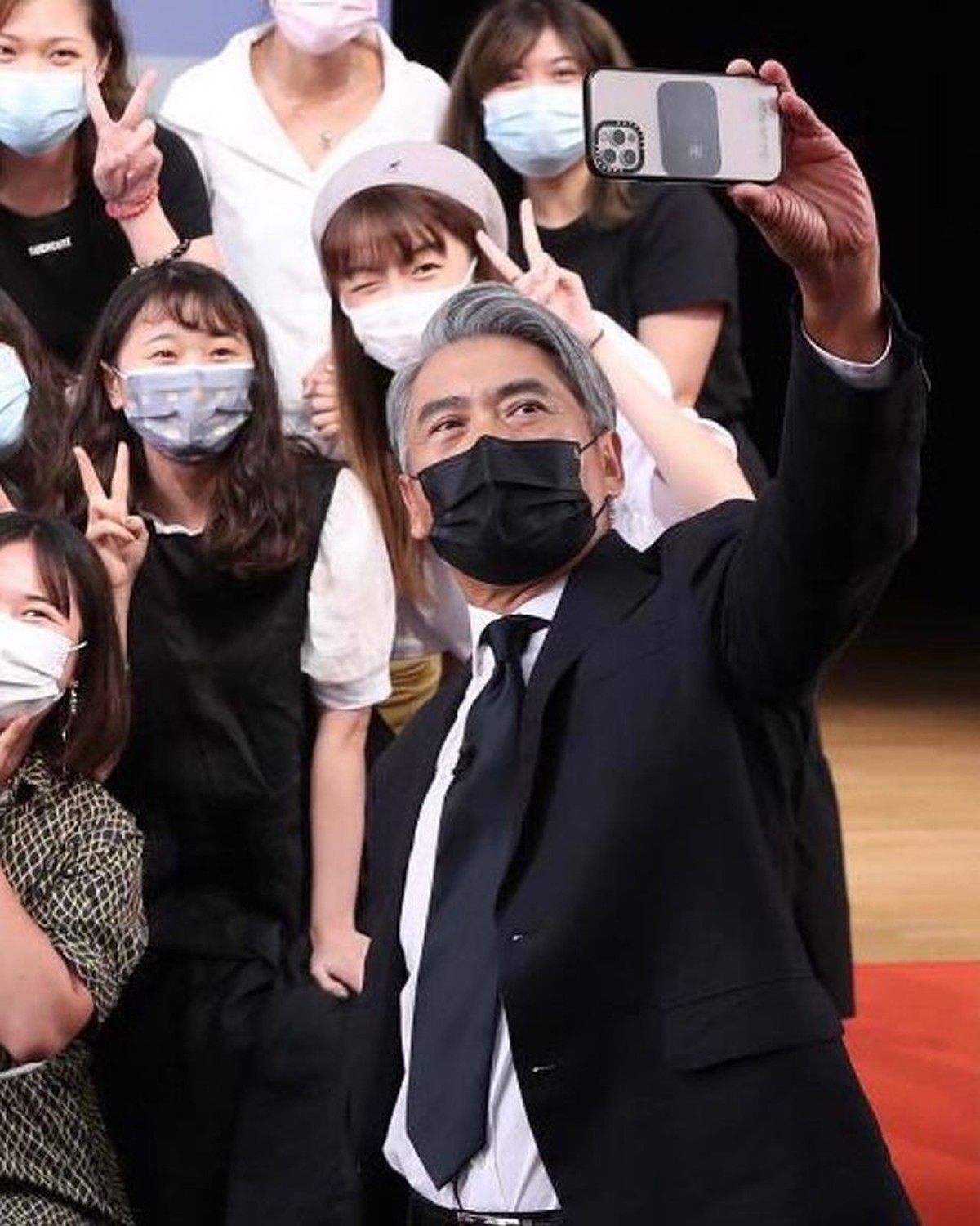 Aktor senior Hongkong Chow Yun Fat kini berusia 66 tahun bikin heboh usai terciduk makan mi di kios&period; Yuk intip potret terbarunya&excl;