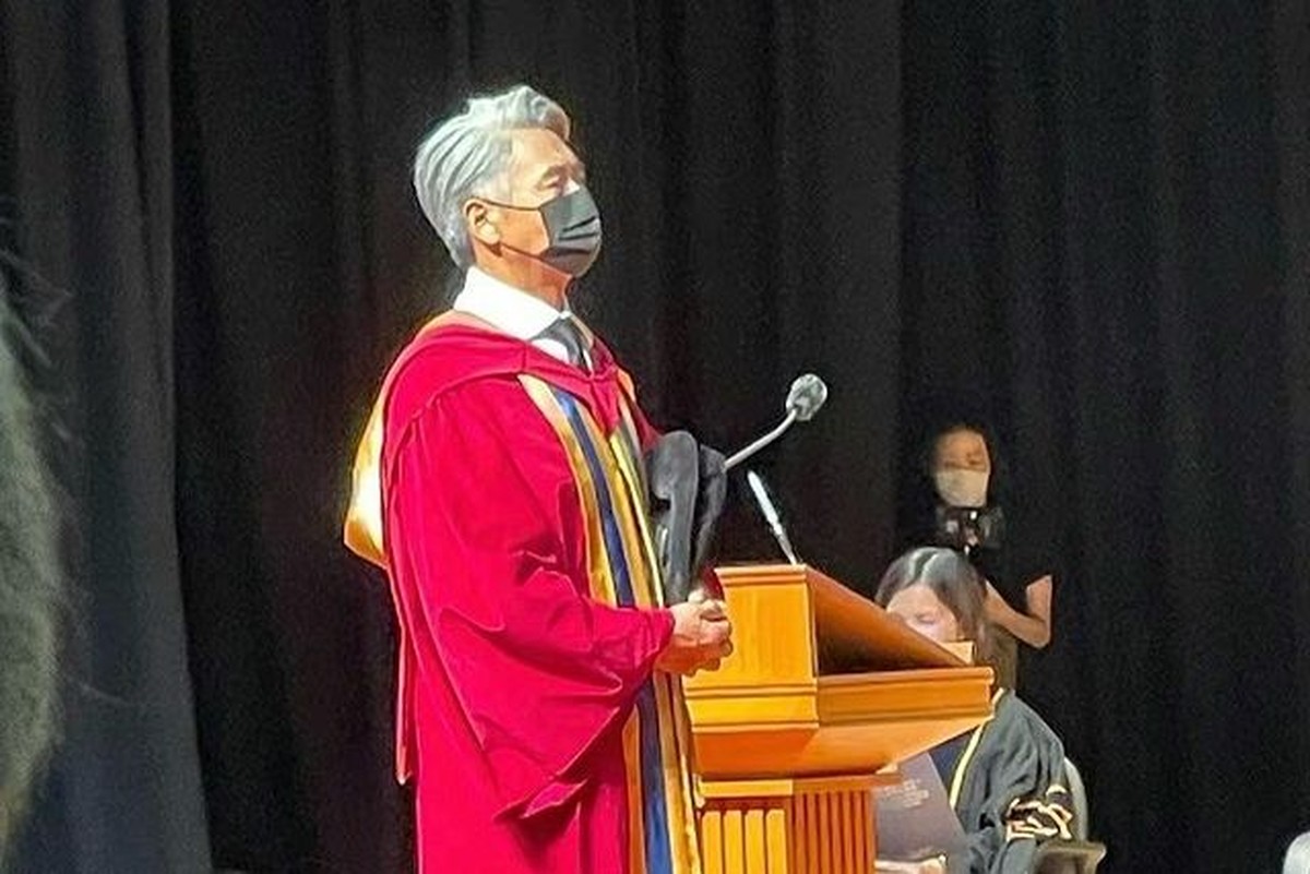 Aktor senior Hongkong Chow Yun Fat kini berusia 66 tahun bikin heboh usai terciduk makan mi di kios&period; Yuk intip potret terbarunya&excl;