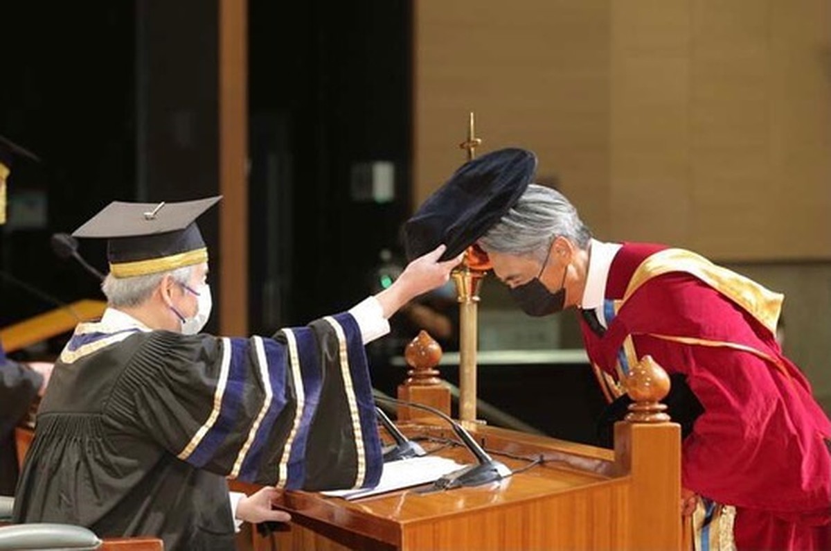 Aktor senior Hongkong Chow Yun Fat kini berusia 66 tahun bikin heboh usai terciduk makan mi di kios&period; Yuk intip potret terbarunya&excl;