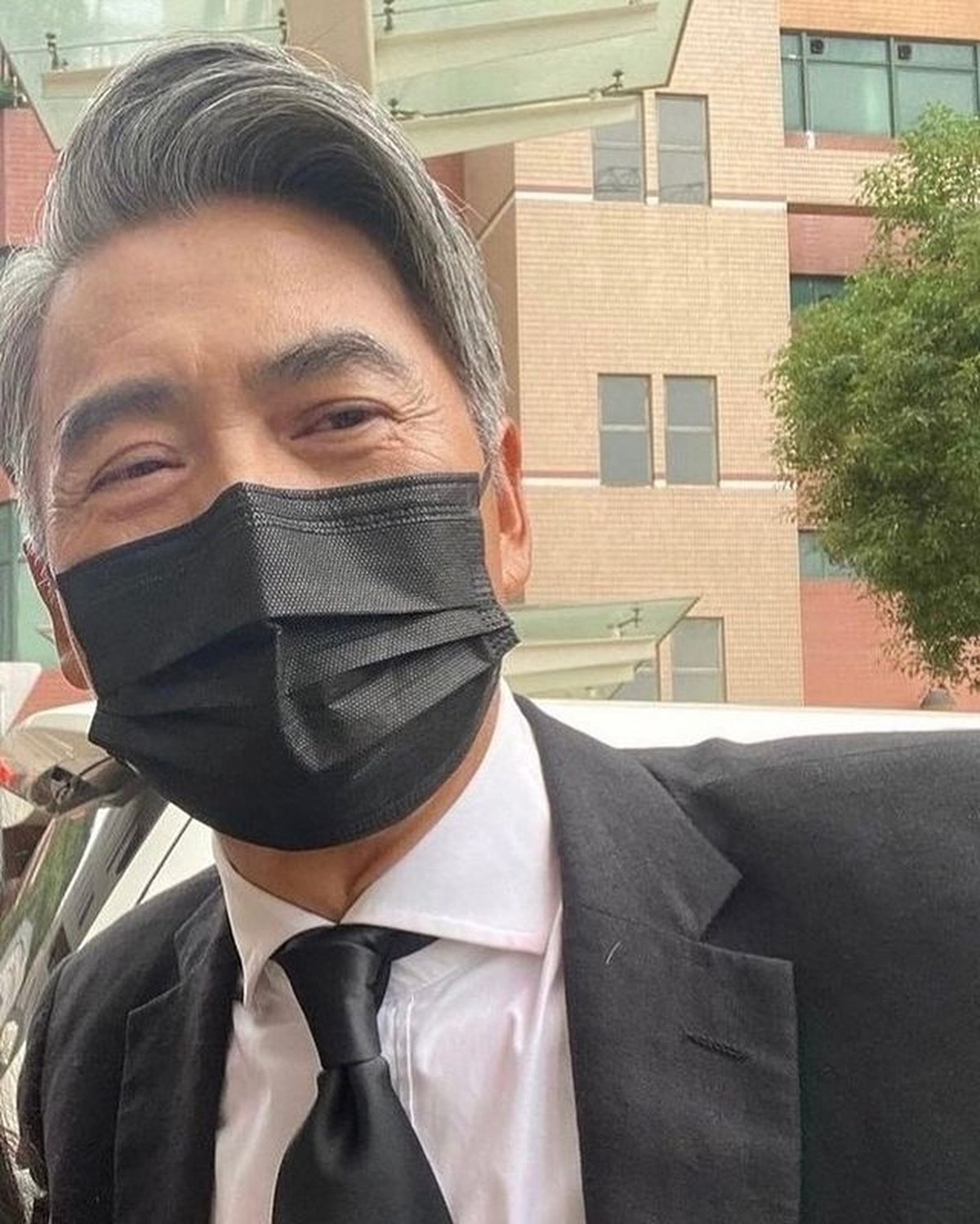 Aktor senior Hongkong Chow Yun Fat kini berusia 66 tahun bikin heboh usai terciduk makan mi di kios&period; Yuk intip potret terbarunya&excl;