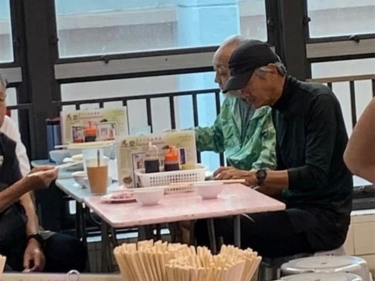 Aktor senior Hongkong Chow Yun Fat kini berusia 66 tahun bikin heboh usai terciduk makan mi di kios&period; Yuk intip potret terbarunya&excl;