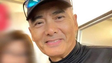 Gosip Terkini Selebriti Insertlive : Sosok Chow Yun-fat, Miliuner yang Setia Naik Bus Setiap Hari