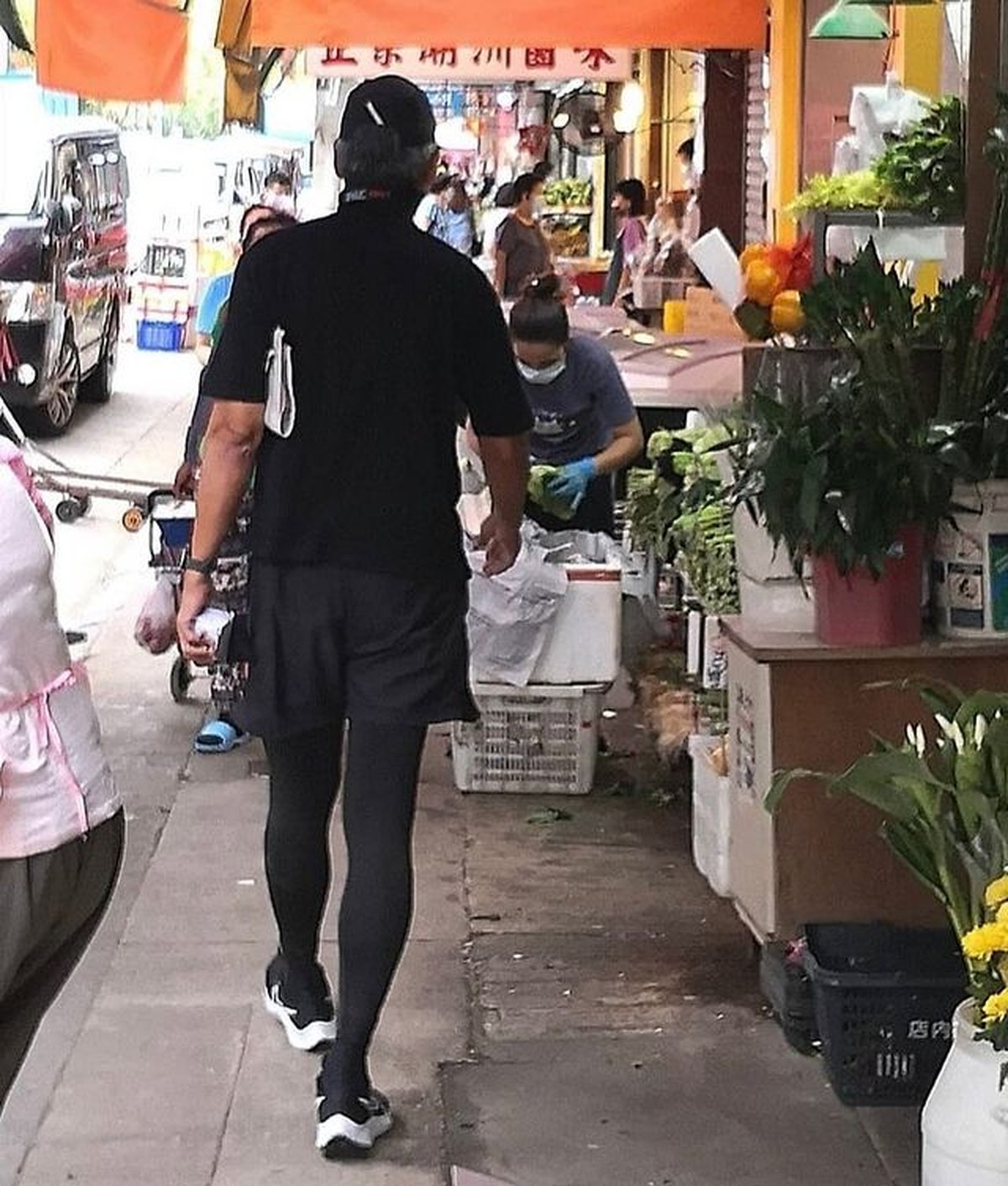 Aktor senior Hongkong Chow Yun Fat kini berusia 66 tahun bikin heboh usai terciduk makan mi di kios&period; Yuk intip potret terbarunya&excl;