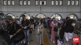 FOTO: Keramaian Stasiun Pasar Senen Jakarta Jelang Libur Nataru