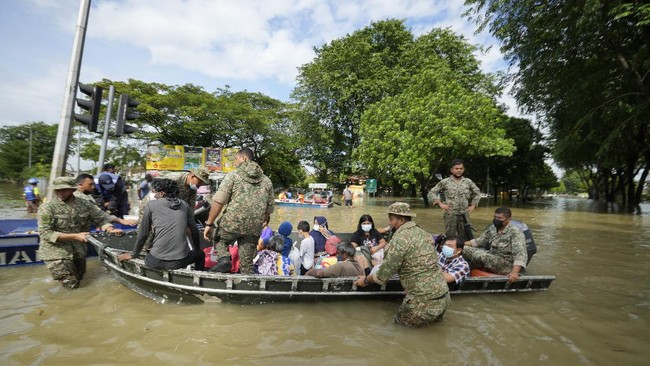 Malaysia melaporkan 181 kasus Covid-19 di antara warga yang ditampung di pusat pengungsian banjir. Negeri Jiran pun mewaspadai lonjakan Covid akibat banjir ini.