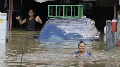 KBRI di Kuala Lumpur menyebut 1.600 Warga Negara Indonesia kena imbas banjir di Malaysia sejak akhir pekan lalu hingga hari ini.