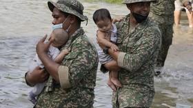 FOTO: Warga Malaysia Mengarung Banjir Mencari Tempat Berlindung