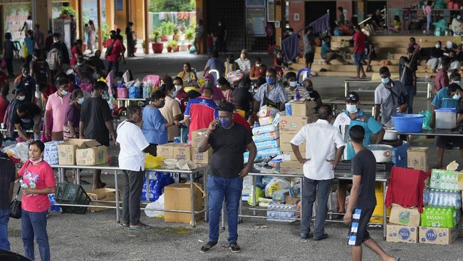 Sepasang pengantin baru rela membatalkan resepsi pernikahan seumur hidup untuk memberikan makanan dan membantu korban banjir Malaysia.