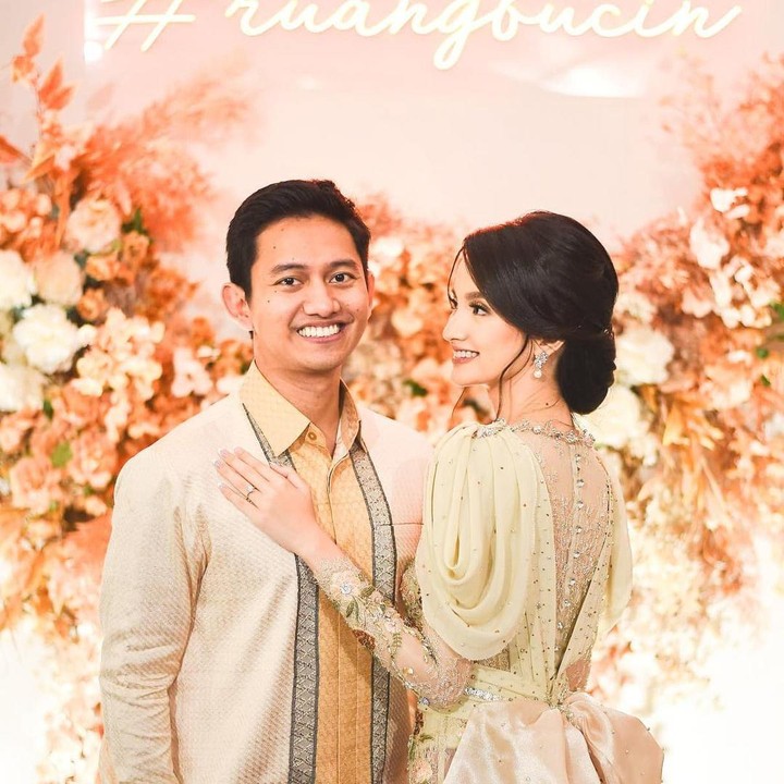 <p>Usai mengejutkan sang kekasih dengan surprise lamaran, Belva Devara kini mempersunting Sabrina Anggraini dengan acara pertunangan resmi. (Foto: Instagram @belvadevara @terralogical @irezzpratama)</p>