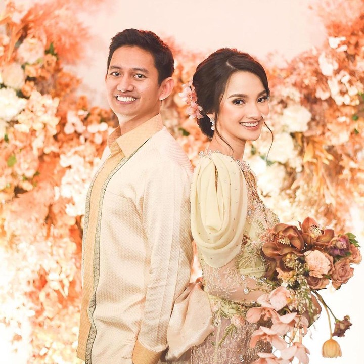 <p>Belva Devara dan Sabrina Anggraini menggelar acara lamaran resmi baru-baru ini. Di acara tersebut, keduanya tampil serasi mengenakan busana serba oranye. (Foto: Instagram @sabrinaanggraini @terralogical @irezzpratama)</p>