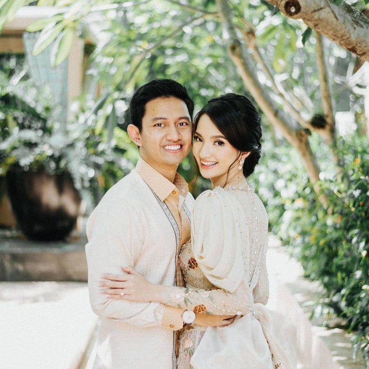 <p>Sebelumnya, Belva Devara telah membuat kejutan untuk Sabrina pada Oktober lalu. Ia memberikan cincin secara diam-diam, Bunda. Momen lamaran itu dilakukan di halaman Massachusetts Institute of Technology (MIT), Amerika Serikat. (Foto: Instagram @belvadevara @terralogical @irezzpratama)</p>