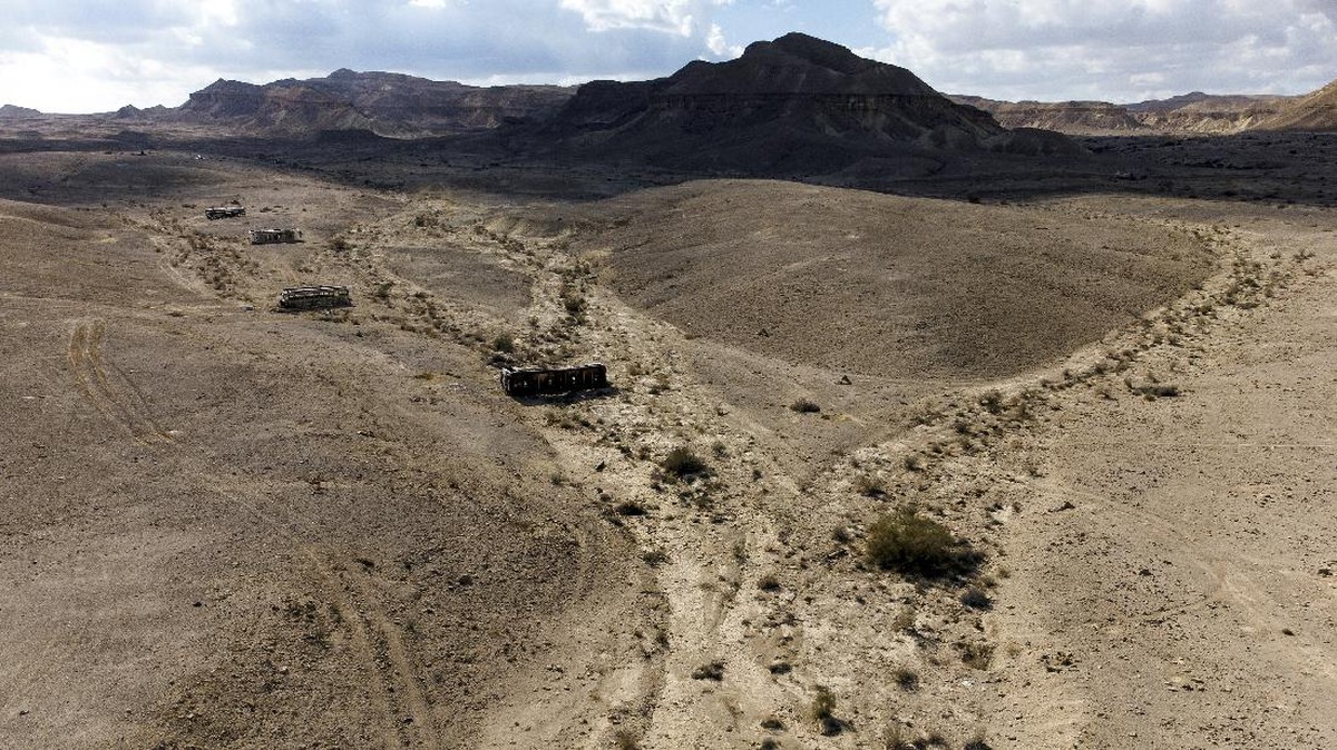 FOTO: Bangkai-bangkai Kendaraan Militer di Balik Kemewahan Gurun Negev