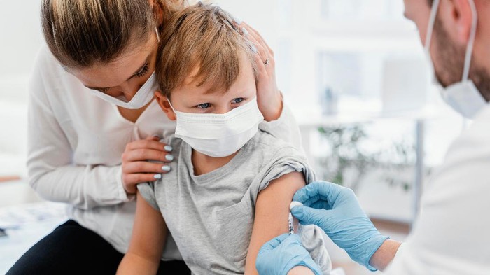 Dear Orang Tua, Begini 5 Cara Bujuk Anak agar Mau Divaksin Covid-19