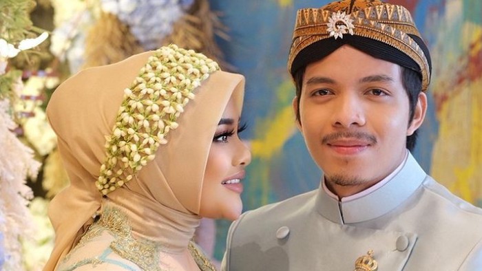 Foto gaya hijab Aurel saat acara Mitoni.