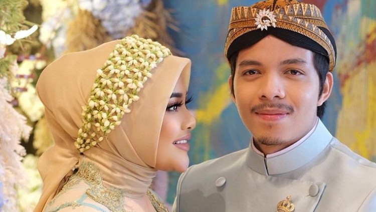 Foto gaya hijab Aurel saat acara Mitoni.