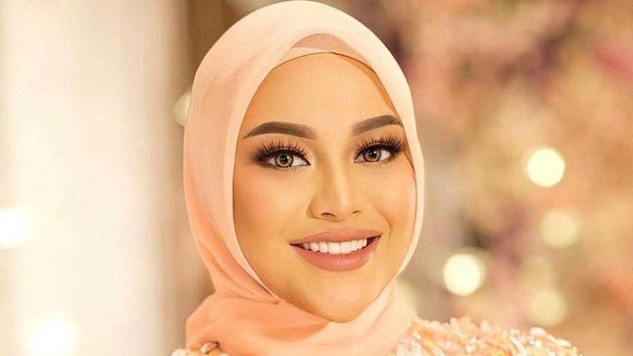 Foto gaya hijab Aurel saat acara Mitoni.