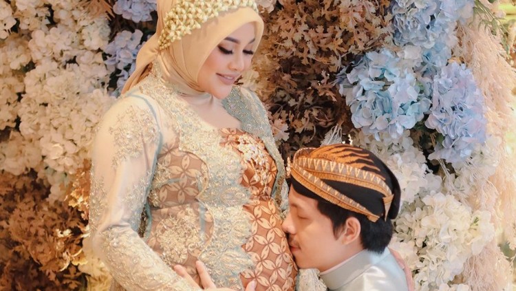 gaya hijab Aurel saat acara Mitoni. gaya hijab Aurel saat acara Mitoni.