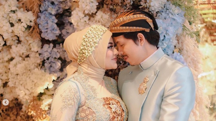 gaya hijab Aurel saat acara Mitoni.
