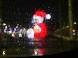 Lampu Natal Mulai Nyala di Champs Elysees Paris di Tengah Krisis Energi