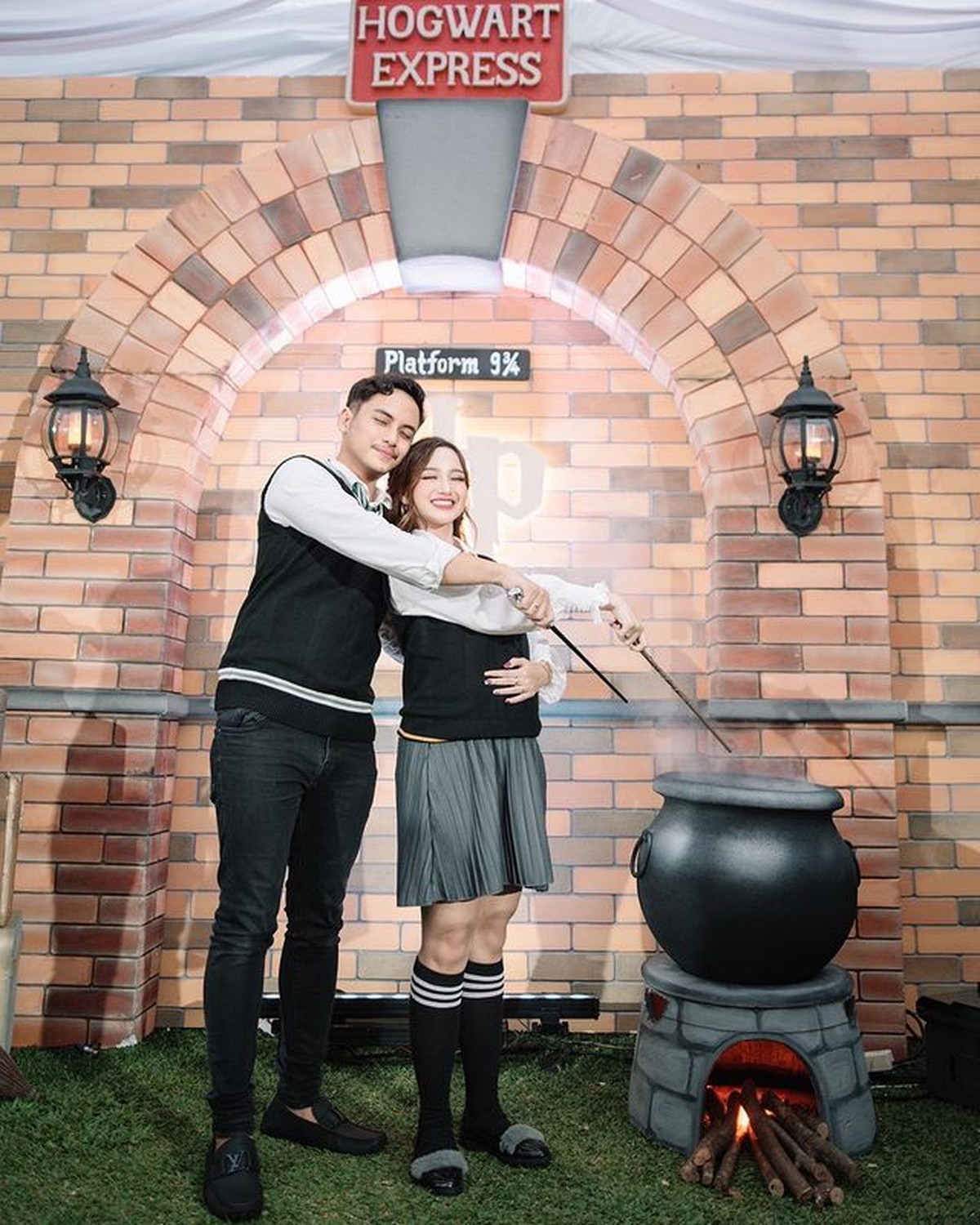 Selebgram Nanda Arsyinta baru saja menggelar acara gender reveal meriah dengan tema Harry Potter&period; Yuk intip&excl;