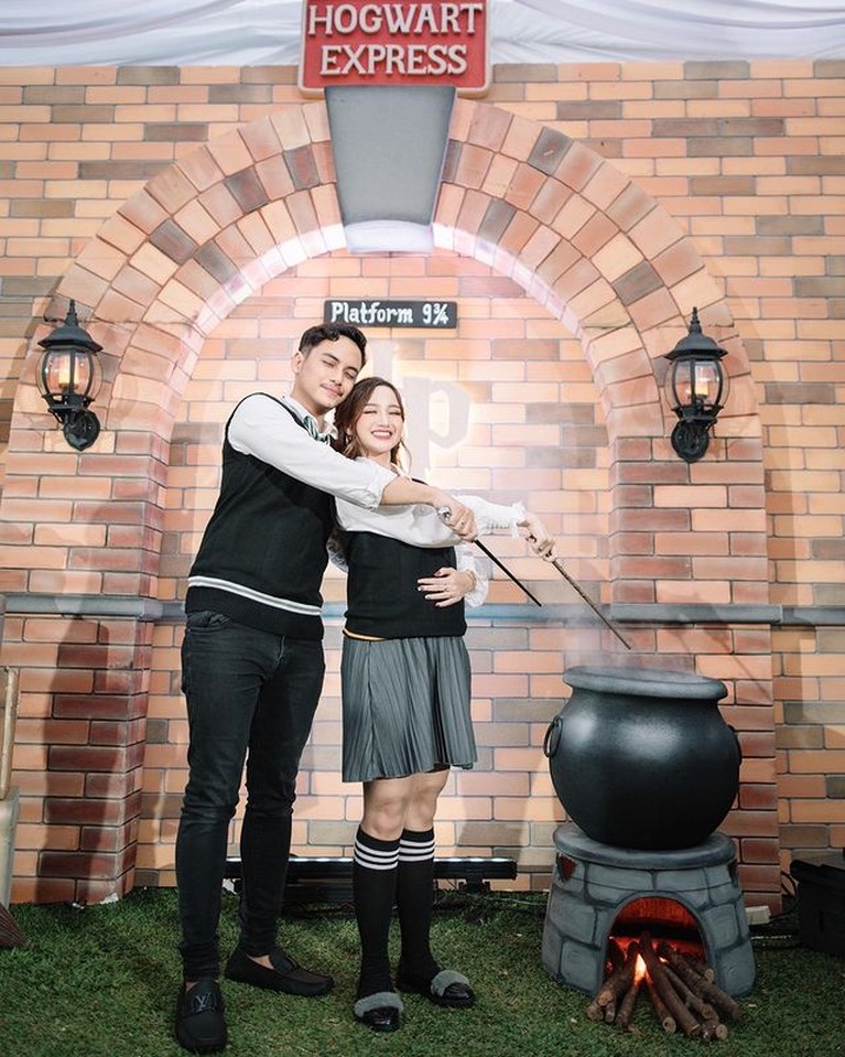 Gender Reveal Party Nanda Arsyinta Selebgram Nanda Arsyinta baru saja menggelar acara gender reveal meriah dengan tema Harry Potter. Yuk intip!