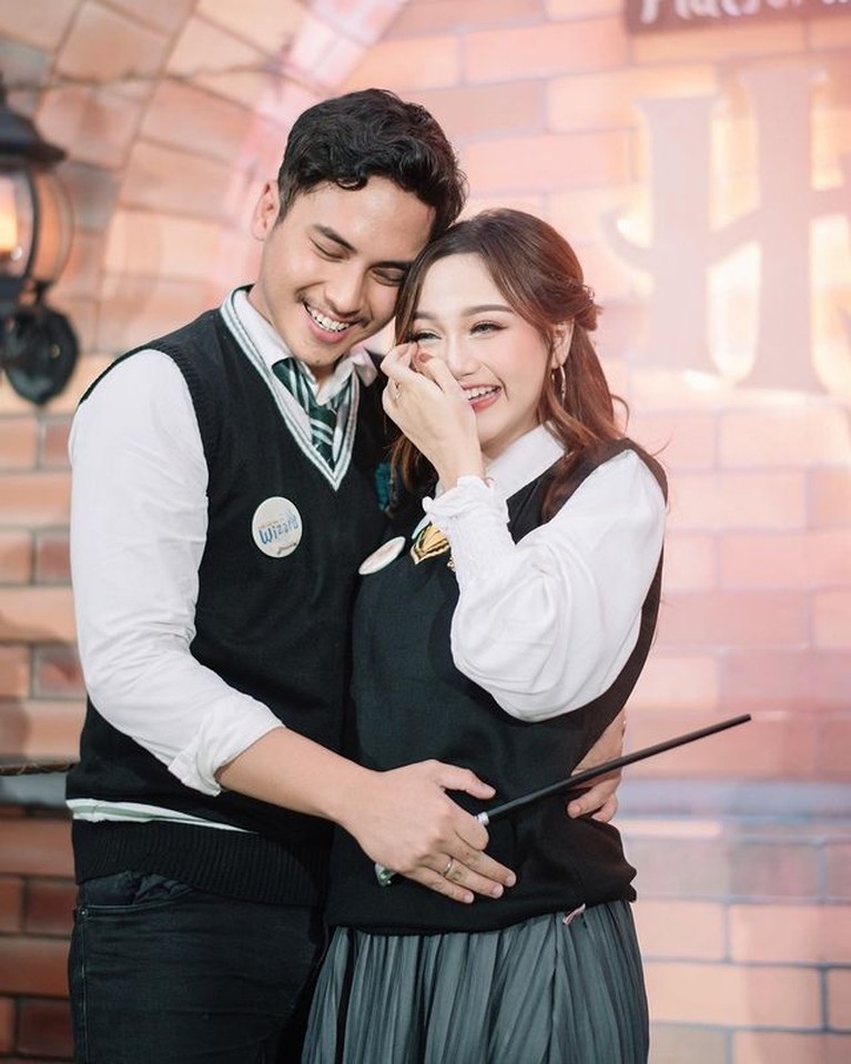 Gender Reveal Party Nanda Arsyinta Selebgram Nanda Arsyinta baru saja menggelar acara gender reveal meriah dengan tema Harry Potter. Yuk intip!