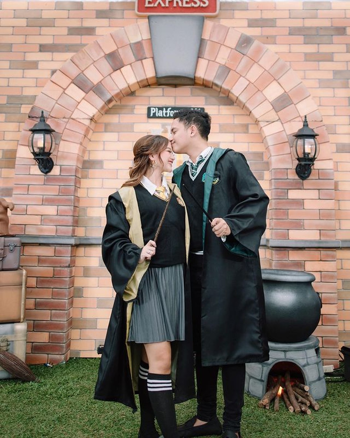 Selebgram Nanda Arsyinta baru saja menggelar acara gender reveal meriah dengan tema Harry Potter&period; Yuk intip&excl;