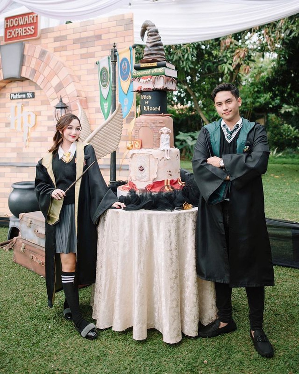 Selebgram Nanda Arsyinta baru saja menggelar acara gender reveal meriah dengan tema Harry Potter&period; Yuk intip&excl;
