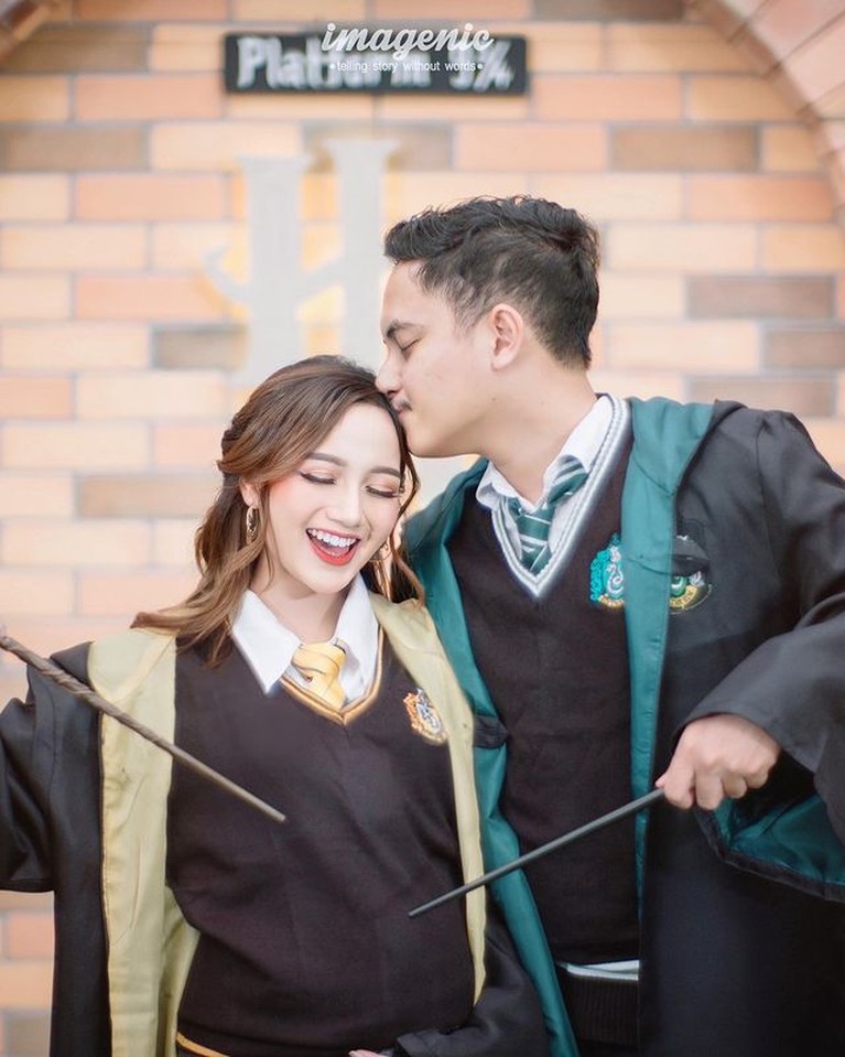 Gender Reveal Party Nanda Arsyinta Selebgram Nanda Arsyinta baru saja menggelar acara gender reveal meriah dengan tema Harry Potter. Yuk intip!
