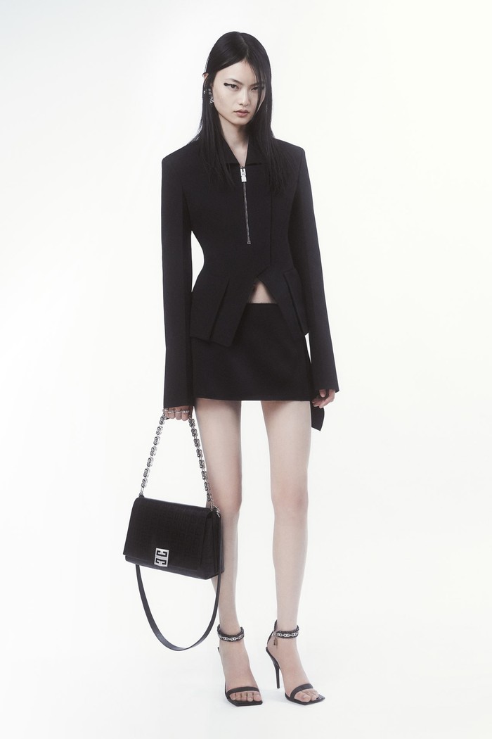 Matthew M. Williams selaku creative director Givenchy menjadikan tailoring sebagai salah satu tema rancangan kali ini. Ia menghadirkan setelan rok dalam potongan mini dan desain yang sleek nan sporty. Foto: Courtesy of Givenchy