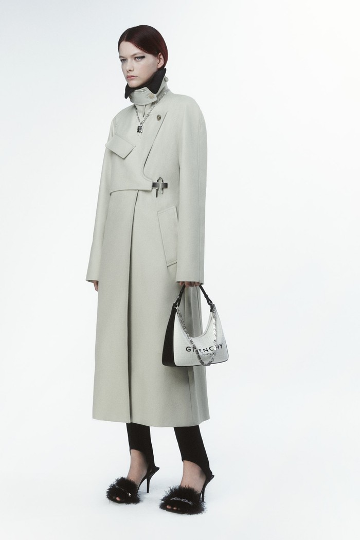 Siluet menjadi focal point dari koleksi ini. Modern, sleek dan cenderung oversized. Seperti terlihat pada kreasi mantel berikut. Foto: Courtesy of Givenchy