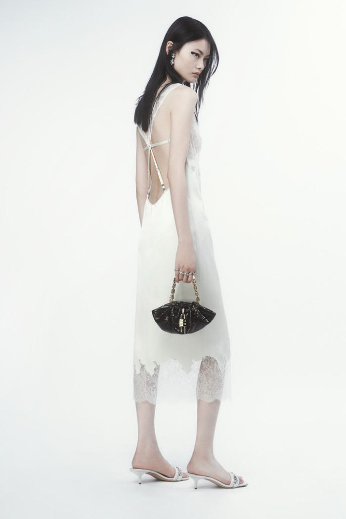 Selain tailoring, Givenchy turut menghadirkan kreasi dress dengan detail bernuansa seductive. Foto: Courtesy of Givenchy