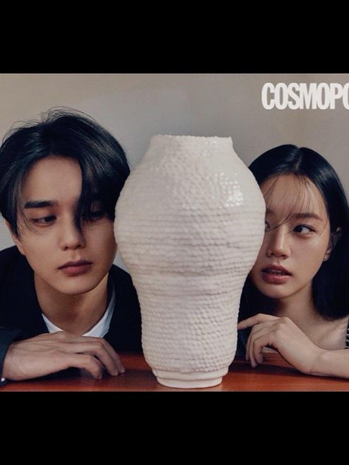 Pasangan drama baru, yaitu Hyeri dan Yoo Seung Ho melakukan pemotretan bersama Cosmopolitan Korea dalam rangka mempromosikan drama baru mereka yang akan tayang pada Senin, (20/12) ini berjudul Moonshine. Drama yang satu ini termasuk dalam genre sageuk atau bertema sejarah dan kerajaan./ Foto: instagram.com/cosmopolitankorea