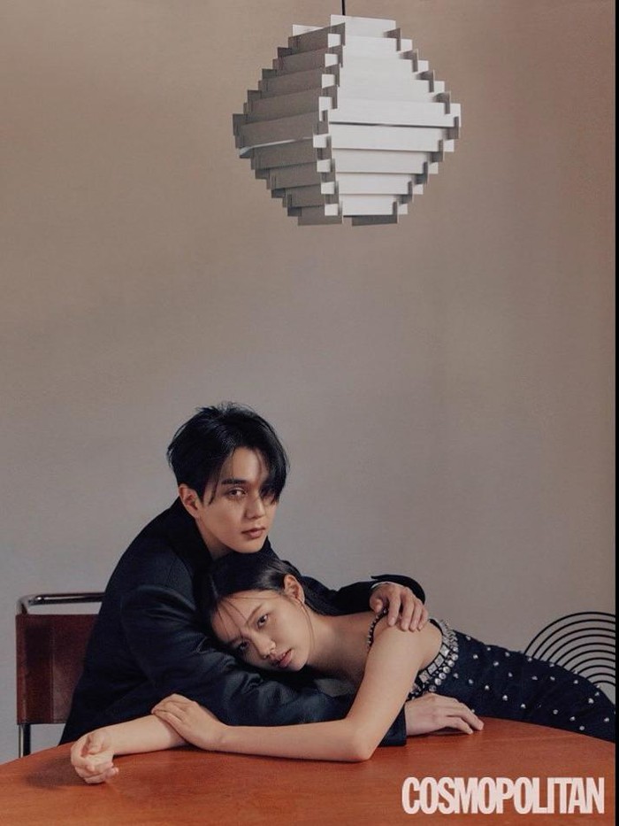Meski dramanya belum tayang pun, banyak fans yang sudah menantikan chemistry antara Hyeri dan Yoo Seung Ho dalam drama Moonshine. Bahkan, chemistry mereka dalam potret seperti ini saja sudah terlihat serasi, ya!/ Foto: instagram.com/cosmopolitankorea