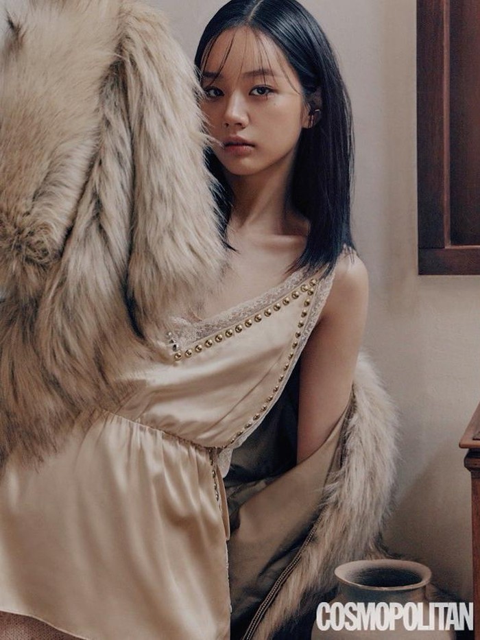 Di Moonshine, Hyeri sendiri akan berperan sebagai Kang Ro Seo, perempuan dari keluarga sederhana yang harus mencari nafkah untuk keluarganya. Bahkan, ia rela menjadi pejual minuman beralkohol yang pada zaman itu dilarang demi melunasi hutang keluarganya. Namun, ia harus berurusan dengan Nam Young akibat perbuatannya yang melakukan hal terlarang./ Foto: instagram.com/cosmopolitankorea