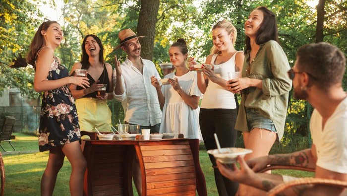 8 Daftar Kegiatan Seru untuk Isi Waktu Luang bersama Teman Saat Staycation, Dijamin Liburan Makin Berkesan!