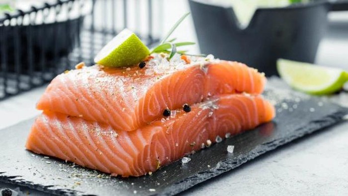 5 Manfaat Ikan Salmon Untuk Kecantikan, Bisa Bikin Kulit Glowing Secara Alami, Lho!